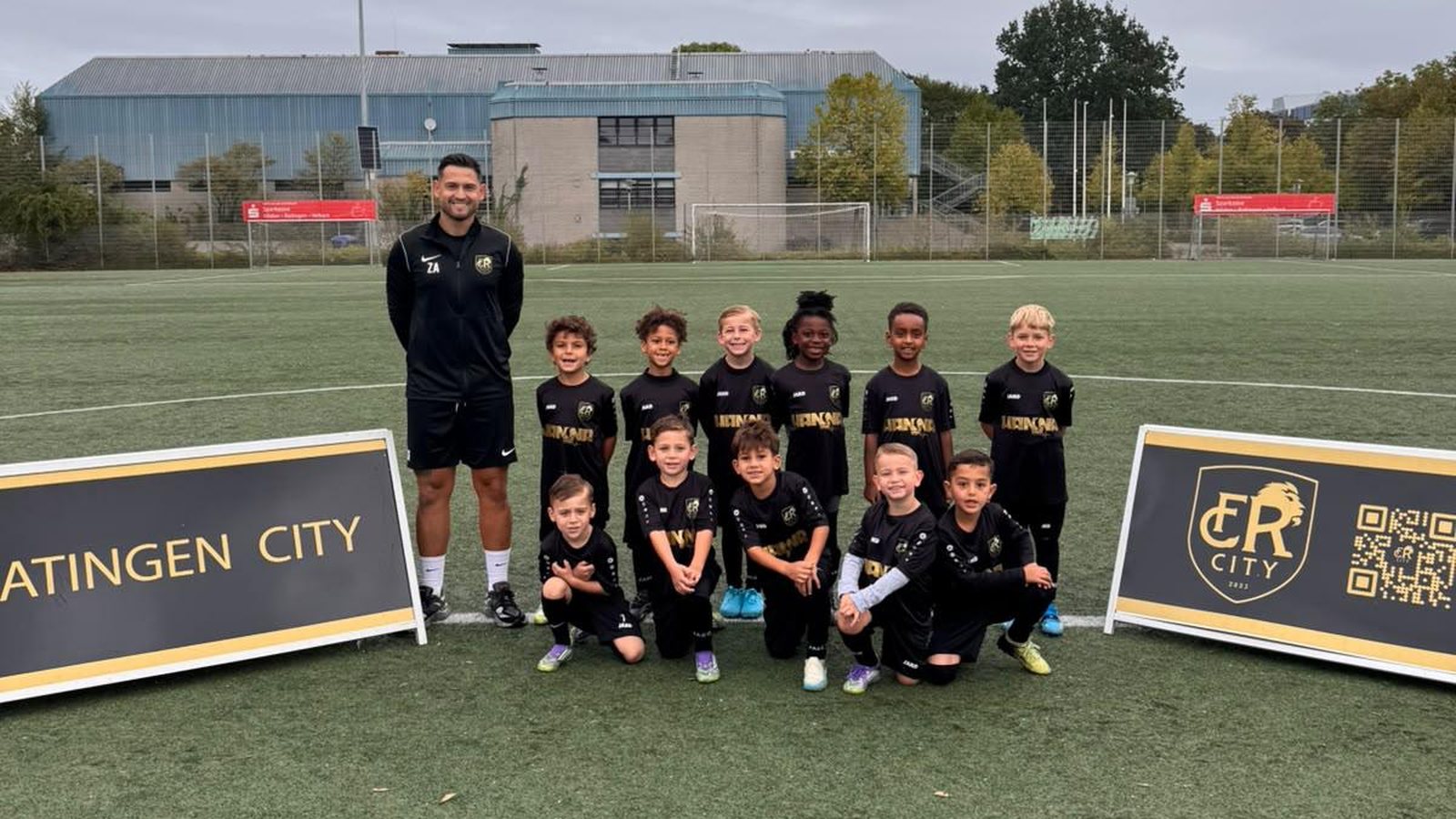 Teamfoto Bambini mit Trainer